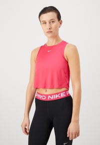 Ružičasta skraćena atletska majica bez rukava s okruglim dekolteom i malim bijelim logotipom. Uparena s crnim tajicama koje imaju pojas s logotipom u ružičastoj boji.
