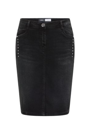 Czarna spódnica z denimu o dopasowanym kroju, z ozdobnymi srebrnymi ćwiekami wzdłuż lewego bocznego kieszenia. Klasyczne zapięcie na guziki, długość do pół łydki.