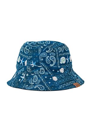 Sombrero tipo bucket azul con un patrón de cachemira y detalles de conchas marinas, hecho de tela con una textura suave y un ala ancha que se inclina hacia abajo.