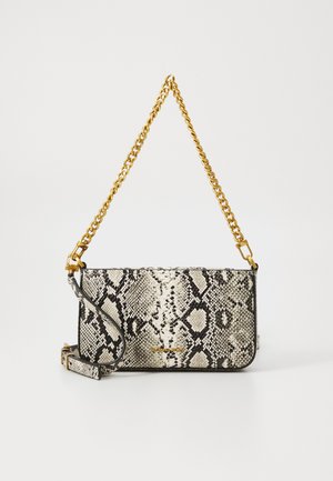 Borsa a tracolla con motivo pitone, realizzata in materiale testurizzato bianco e nero, con tracolla in catena dorata e forma rettangolare elegante.
