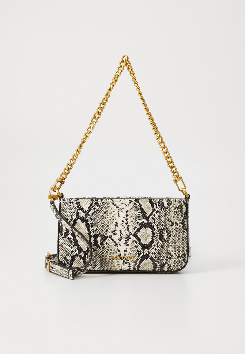 Bolsa tiracolo com padrão de python, feita de material texturizado em preto e branco, com uma alça em corrente dourada e uma forma retangular elegante.