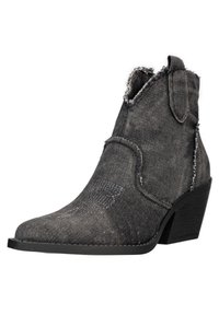 Botín de denim con punta afilada, color gris, bordes deshilachados y costuras decorativas. Presenta un tacón negro bajo para una elevación adicional.