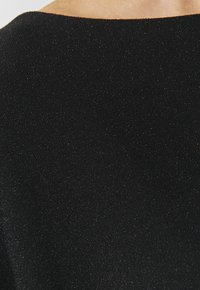 Schwarzer strukturierter Stoff mit einem dezenten Glanz, der eine glatte Beschaffenheit und einen runden Ausschnitt aufweist.