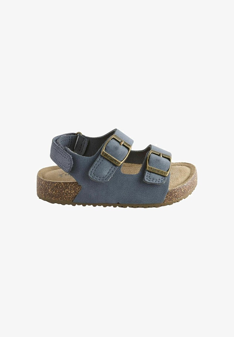 Sandale bleue pour enfant avec deux lanières réglables à boucle, une bride de cheville en velcro, une semelle en liège et une semelle extérieure en caoutchouc marron texturée.