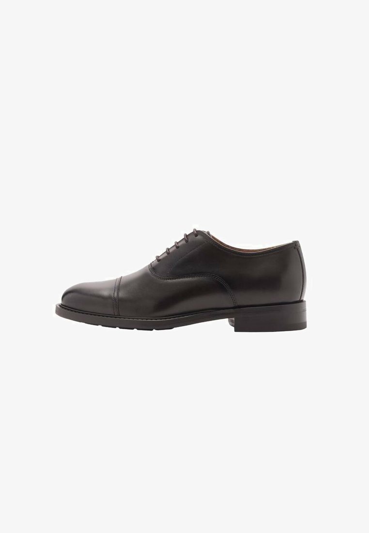 Scarpa oxford in pelle nera con finitura liscia, punta arrotondata e cuciture sottili lungo i lati. Presenta un tacco basso e un classico design con lacci.