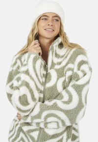 Groene en witte gestreepte fleece jack met hoge kraag en ritssluiting, met een zachte, textuurrijke afwerking en brede mouwen.