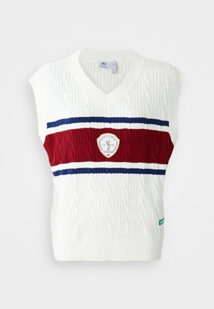 Hvit ermeløs vest med kabelstrikket tekstur, med en rød og blåstripet bånd og et sirkulært logo. Ribbestrikket halskant og kant.