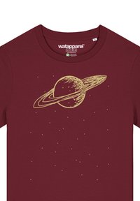 Bordeaux t-shirt met een gouden afbeelding van Saturnus met ringen en kleine stermotieven rondom de planeet. Zachte katoenmix stof.