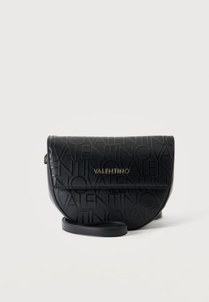 Μαύρη τσάντα Valentino μέσης με ανάγλυφο μοτίβο λογότυπου και χρυσή πινακίδα με το όνομα Valentino στην μπροστινή φάσα, πάνω σε απλό φόντο.