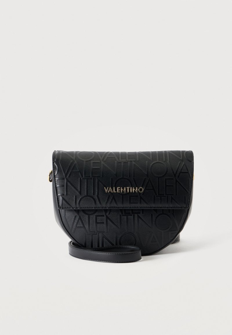 Μαύρη τσάντα Valentino μέσης με ανάγλυφο μοτίβο λογότυπου και χρυσή πινακίδα με το όνομα Valentino στην μπροστινή φάσα, πάνω σε απλό φόντο.