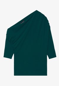 Teal av-og-på-skulderen topp med drapert design, trekvart ermer, mykt stoff og samlet detalj på den ene siden. Merke ved halsen.
