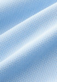 Material textil de culoare albastră deschisă, cu un model texturat și în dungi. Materialul pare moale, cu un ușor luciu și variații subtile de culoare.