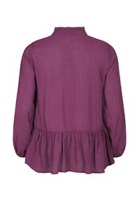 Blusa viola a maniche lunghe con orlo arricciato e colletto alto, realizzata in tessuto leggero dalla texture liscia.