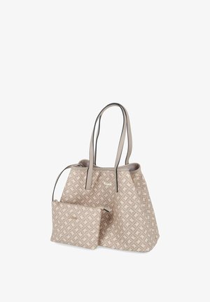 Beżowa torba typu tote i pasująca saszetka na zamek, obie z wzorem diamentu i podwójnymi długimi uchwytami, ułożone obok siebie.