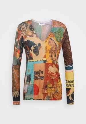 Langärmeliges V-Ausschnitt-Shirt mit mehrfarbigem Patchwork-Design mit Elefanten, Menschen in traditioneller Kleidung und Schriftzügen in verschiedenen Farben.