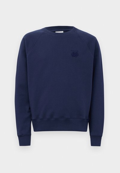 Tumsas zilo krāsu crewneck džemperis ar garām piedurknēm un nelielu izšūtu logotipu kreisajā krūtī.