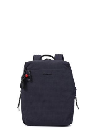 Dunkelblauer Rucksack mit oben liegendem Griff, zwei verstellbaren Schultergurten, Frontreißverschlusstasche sowie gebrandeten Reißverschlüssen und Schlüsselanhänger.