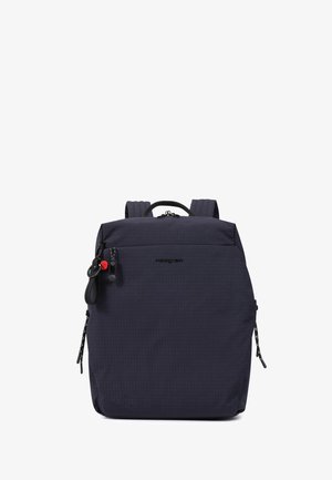 Dunkelblauer Rucksack mit oben liegendem Griff, zwei verstellbaren Schultergurten, Frontreißverschlusstasche sowie gebrandeten Reißverschlüssen und Schlüsselanhänger.