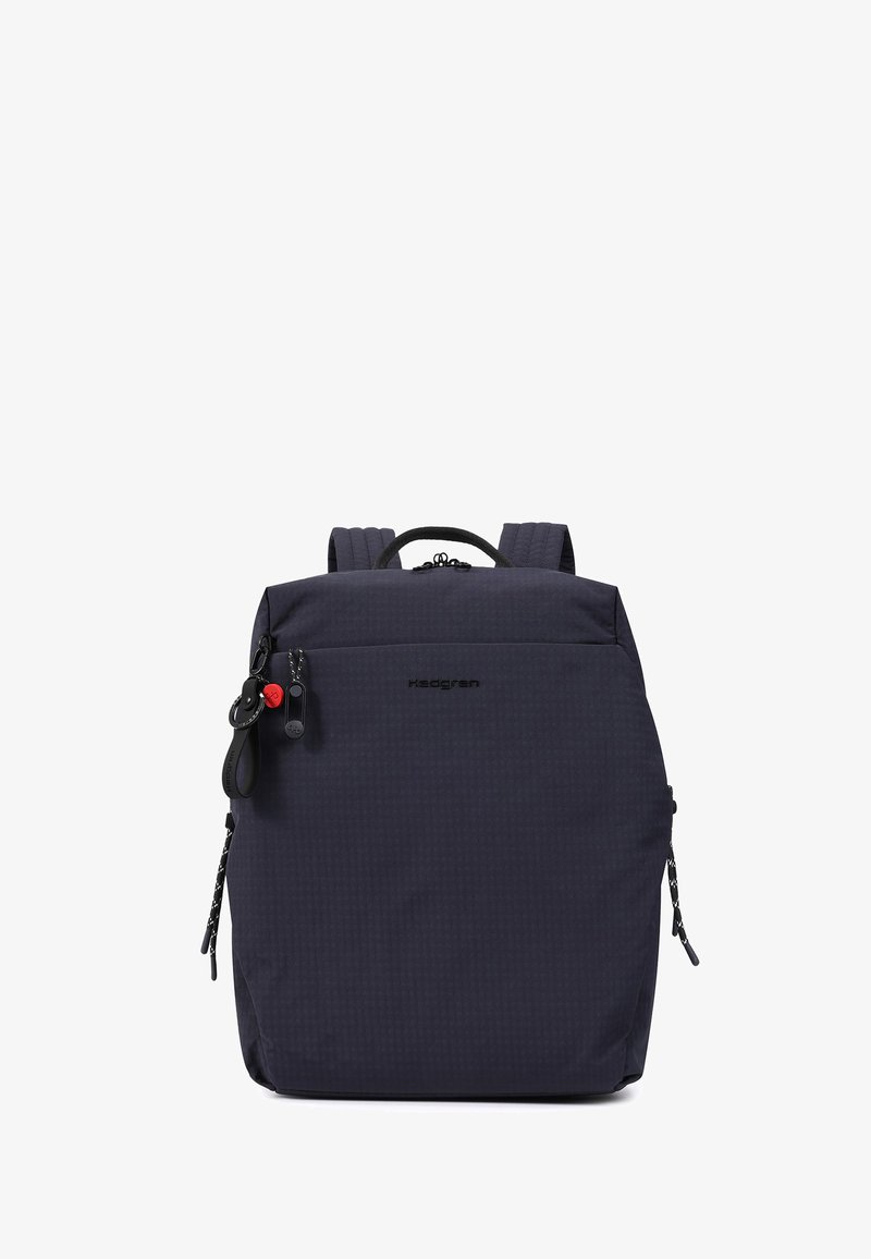 Sac à dos bleu marine foncé avec poignée supérieure, deux bretelles réglables, poche zippée frontale, fermetures éclair et porte-clés de marque.