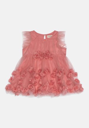 Różowa suknia z tiulu z krótkimi rękawami, ozdobiona materiałowymi różami wzdłuż hemu. Posiada okrągły dekolt i zapięcie w kształcie dziurki na plecach.