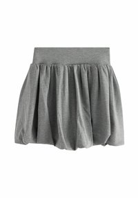 Jupe grise en tissu doux, avec un design froncé et une taille élastique. La silhouette est courte et volumineuse.