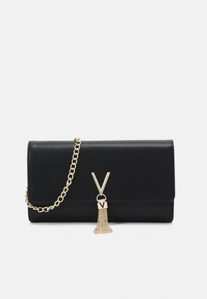 Zwarte leren clutch met gouden kettingband, gouden V-vormige sluiting en decoratieve gouden kettingkwast op de voorflap.