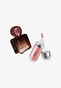 Flacon de parfum ambre foncé étiqueté "Oud Escape" et gloss à lèvres pailleté rose ouvert avec applicateur, tous deux de KIKO Milano sur fond blanc.
