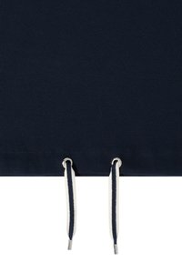 Gros plan sur un tissu côtelé marine avec deux cordons blancs et marines passés dans des œillets en métal argenté.