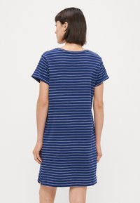 Abito a righe blu navy con maniche corte, tessuto morbido, scollatura rotonda e spacchi sui lati dell'orlo per comfort e libertà di movimento.