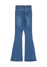 Los vaqueros de mezclilla azul de campana tienen una cintura alta, diseño de cinco bolsillos y una textura sutilmente desgastada. Aberturas de pierna acampanadas distintivas.