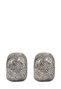 Silverfärgade metallbokstöd med en texturerad, oregelbunden yta och rundade kanter, som har en polerad yta och en modern design.