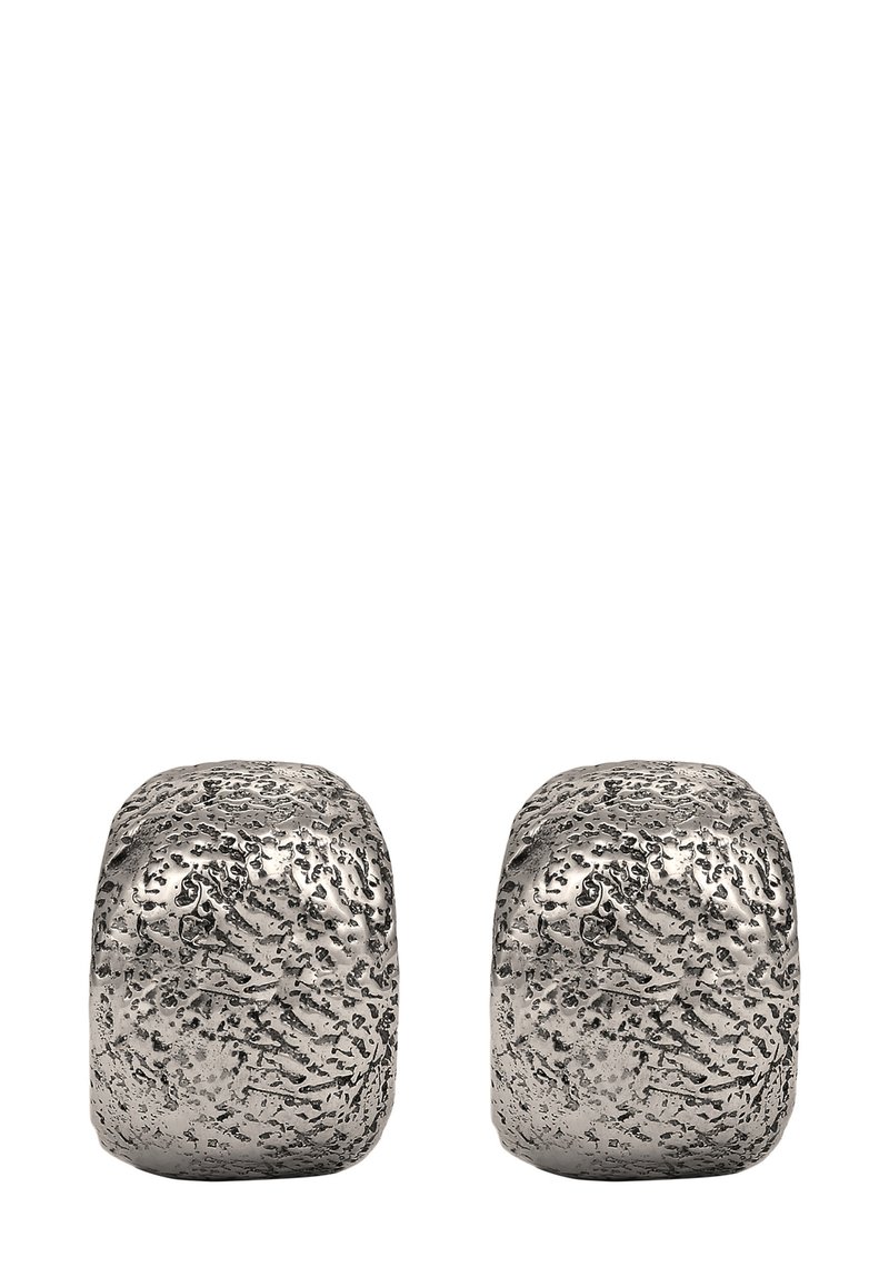 Silverfärgade metallbokstöd med en texturerad, oregelbunden yta och rundade kanter, som har en polerad yta och en modern design.