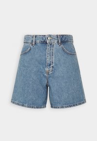 Shorts de mezclilla azul claro con una cintura alta, cierre frontal de botón y cinco bolsillos. Presentan dobladillos deshilachados y un ajuste relajado.