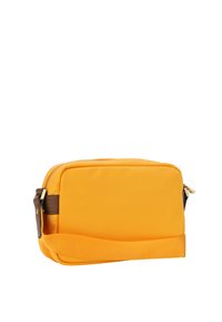 Borsa a spalla gialla in nylon con chiusura a zip, dettagli in pelle marrone e tracolla ampia. Forma rettangolare con superficie liscia.