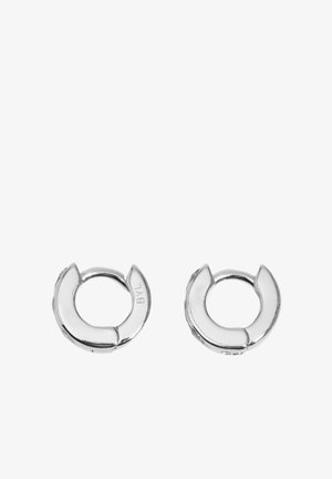 Par de pequeños pendientes de aro plateados con un acabado liso y un grabado sutil de BVL en el borde exterior de uno de los pendientes.