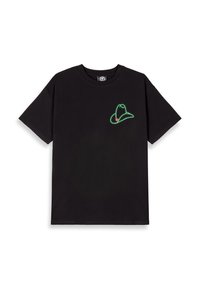 Camiseta negra de algodón con un diseño de sombrero de vaquero en neón verde y rojo en el área izquierda del pecho. Mangas cortas, ajuste estándar.