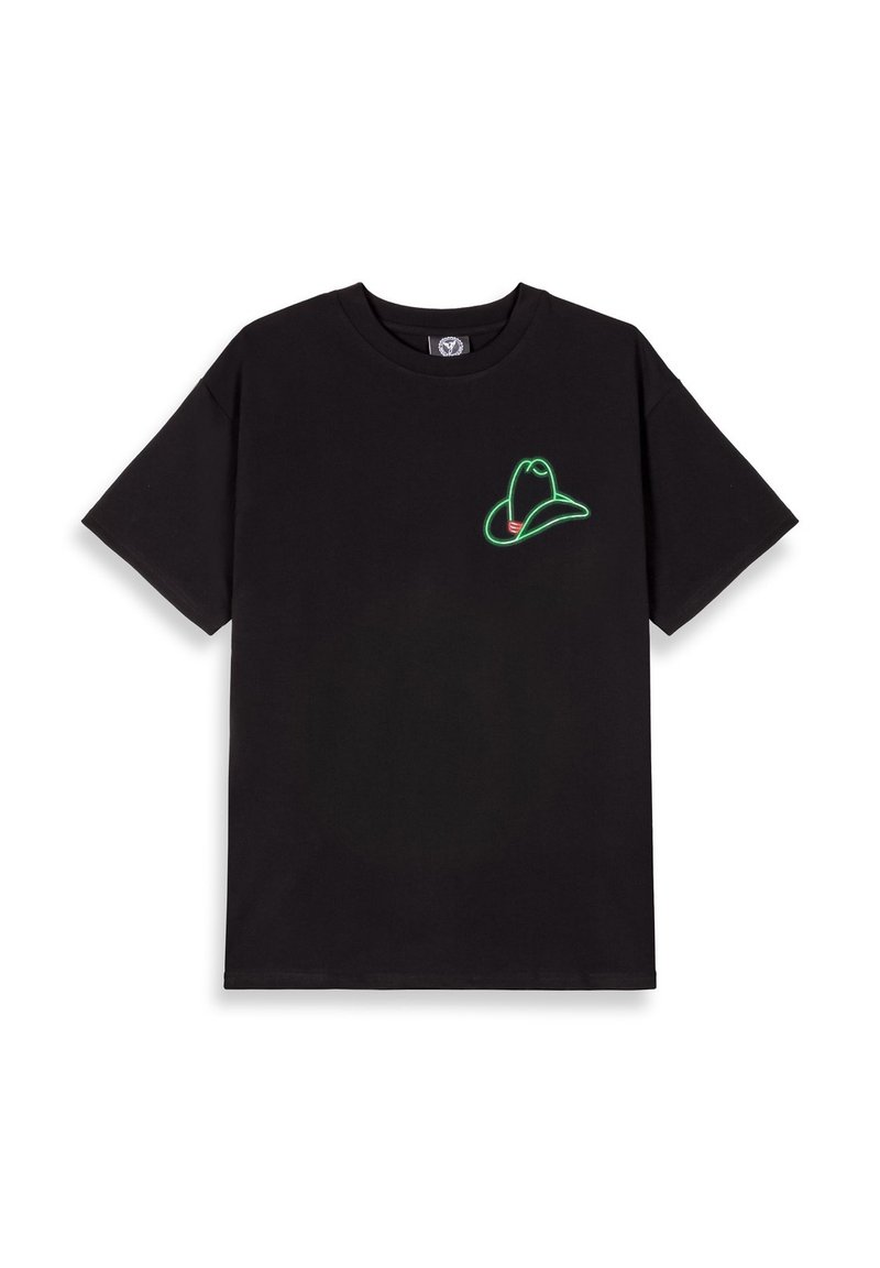 Camiseta negra de algodón con un diseño de sombrero de vaquero en neón verde y rojo en el área izquierda del pecho. Mangas cortas, ajuste estándar.
