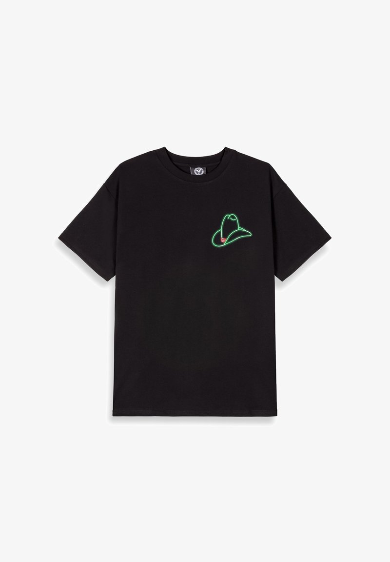 Camiseta negra de algodón con un diseño de sombrero de vaquero en neón verde y rojo en el área izquierda del pecho. Mangas cortas, ajuste estándar.