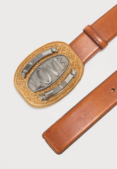 Καφέ δερμάτινη ζώνη με περίτεχνο χρυσό και ασημένιο αγκράφα χαραγμένη με τις λέξεις "LOVE", "Moschino" και "Since 1983" σε διακοσμητικό λουλουδένιο σχέδιο.