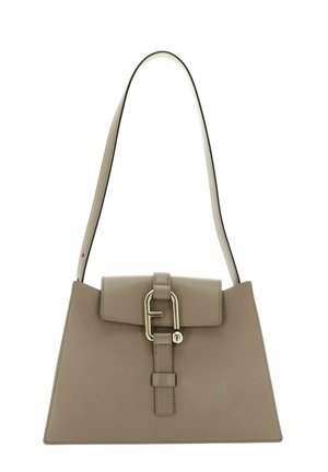 Borsa a tracolla in pelle beige con design strutturato, chiusura a patta, hardware dorato e una tracolla regolabile con un bordo nero a contrasto.