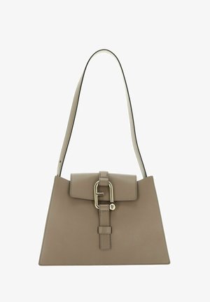 Borsa a tracolla in pelle beige con design strutturato, chiusura a patta, hardware dorato e una tracolla regolabile con un bordo nero a contrasto.