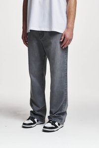 Grå denim jeans med rett snitt, som har et falmet utseende, subtil søm og er parret med svart-hvite sneakers.