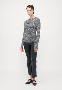 ONLY Tall ONLPELLA RUCHING - Pitkähihainen paita - black
