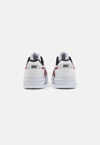 Ett par vita Asics-sneakers med svarta och orange detaljer, sedda bakifrån på en helt vit bakgrund.