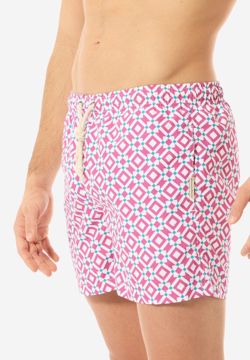 Pantaloni da bagno caratterizzati da un motivo geometrico rosa con accenti blu, vita elastica e un cordoncino testurizzato per una vestibilità sicura.