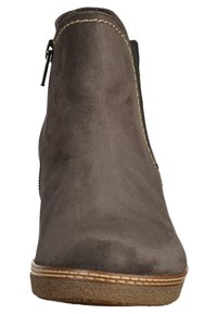 Szare zamszowe botki za kostkę z okrągłym noskiem, boku zamkiem błyskawicznym i kontrastowymi przeszyciami wzdłuż podeszwy. Teksturowana powierzchnia z płaskim obcasem.