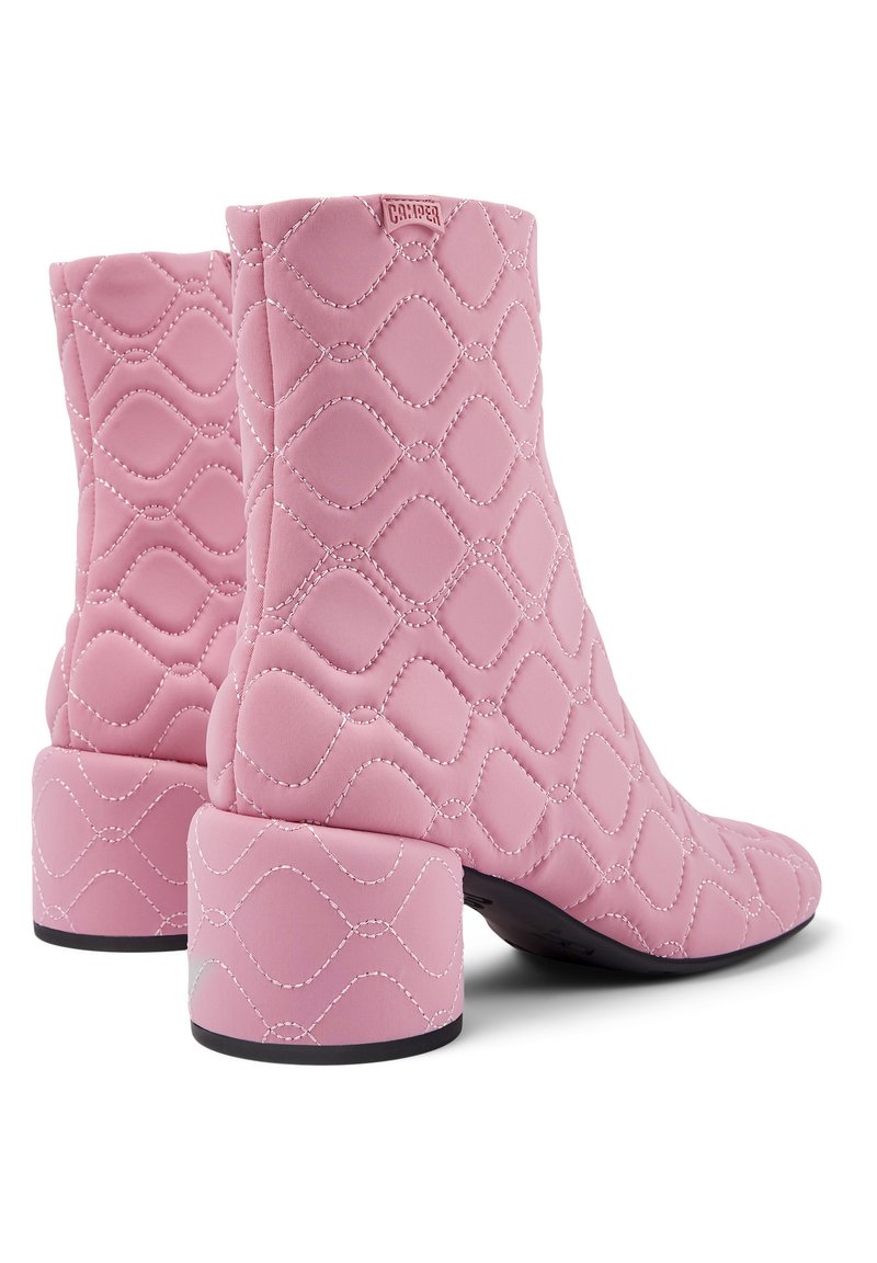 Rosa gesteppte Stiefeletten mit quadratischer Zehenpartie, die ein kontrastierendes weißes Steppmuster und einen klobigen, zylindrischen Absatz aufweisen.
