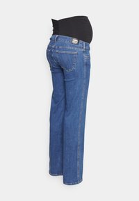 Jeans de maternidade em denim azul com um painel elástico preto na cintura, design de perna reta e estilo clássico de cinco bolsos.