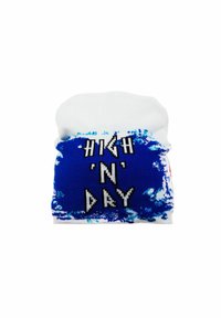 Calzini lavorati a maglia in tonalità di bianco e blu, caratterizzati da un motivo a macchie con il testo "HIGH 'N' DAY" in grassetto nero. Textura morbida.