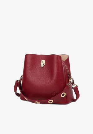 Rote Ledertasche im Bucket-Design mit strukturierter Oberfläche, goldenen Hardware-Elementen und einem verstellbaren Tragegurt. Verfügt über einen Reißverschluss und eine abgerundete Oberseite.
